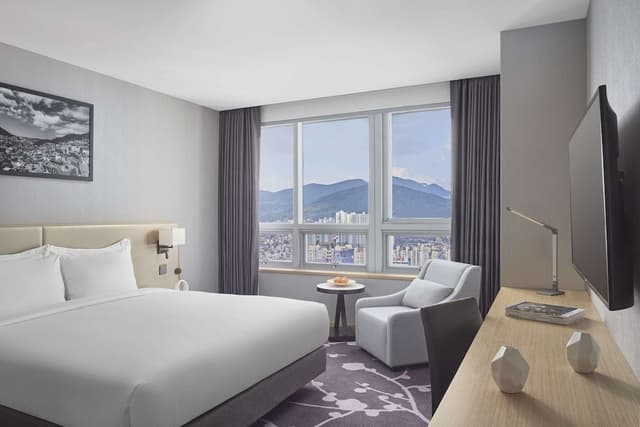 Deluxe Room, 1 King Bed, Mountain View (Avani)