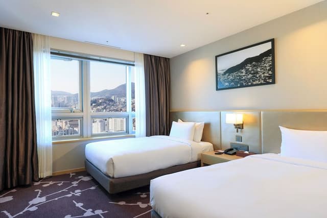 Deluxe Twin Room, City View (Avani)
