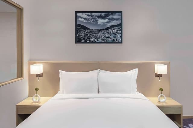 Deluxe Room, 1 King Bed, Mountain View (Avani)