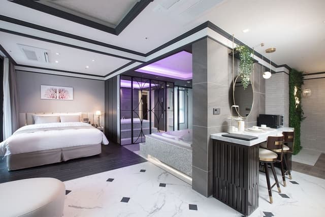 Romantic Suite [3PM Check in]
