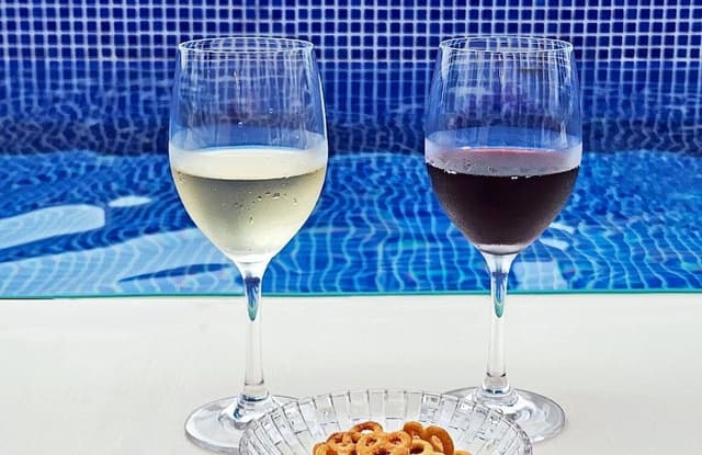 [Rooftop Heated Pool House Wine PKG] Deluxe Double, Terrace - 2 glasses of house wine + mini snack