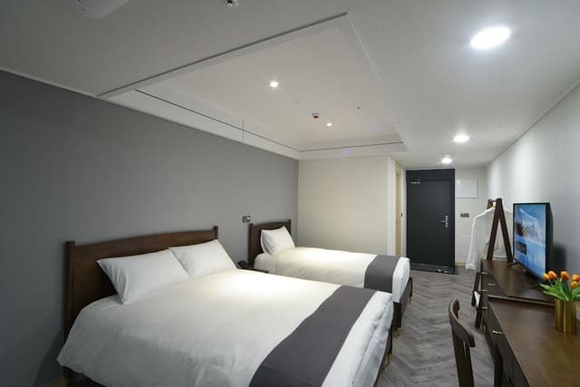 High Deluxe Twin Room (Pool Access for 3)