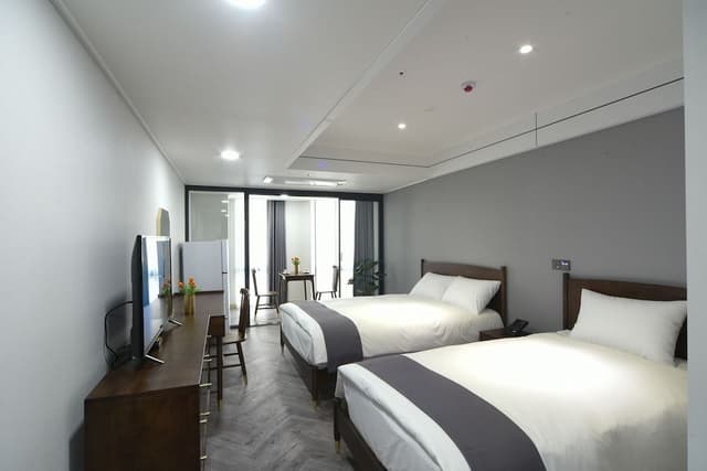 High Deluxe Twin Room (Pool Access for 3)
