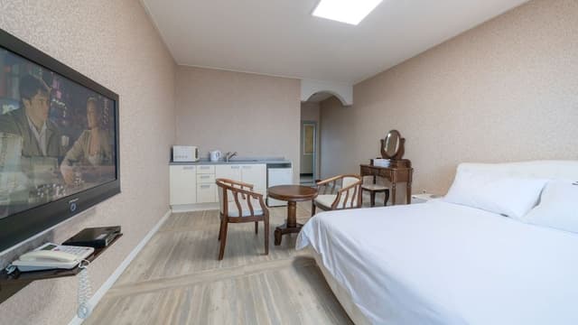 Honeymoon Room