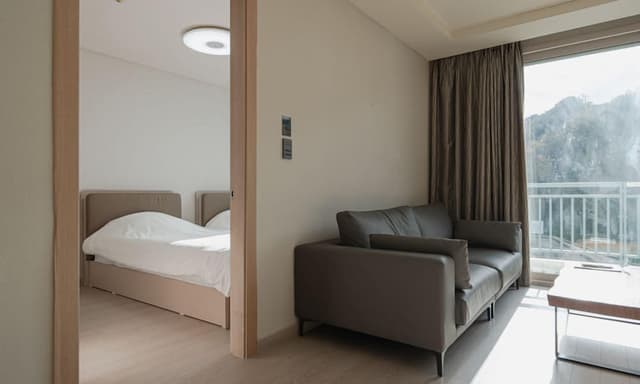 Family Room (A/B type randomly assigned)