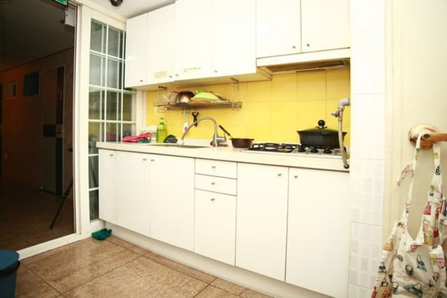 Single Room, Shared Bathroom (Private shower)
