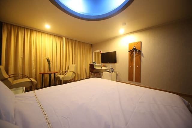 Economy Room, 1 Bedroom, Partial Ocean View, Beachside
