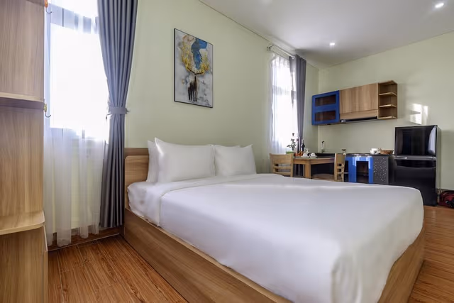 Studio King bed Seabreeze Windows