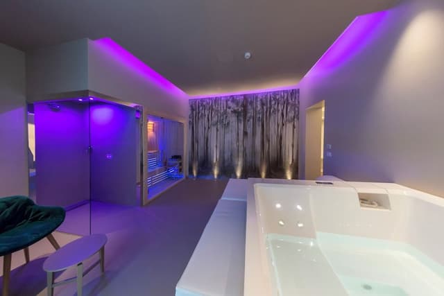 Junior Suite, 1 Double Bed, Jetted Tub