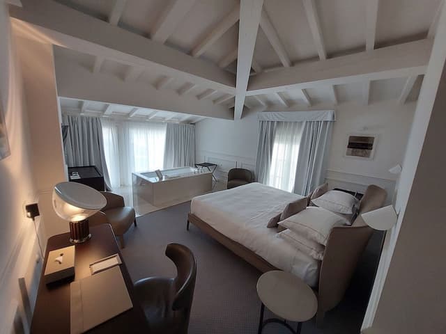 Junior Suite, Bathtub, Garden View