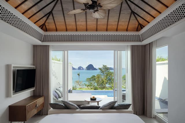 Premium Ocean Pool Suite King