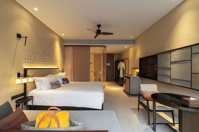 Deluxe Room, 1 King Bed, Pool Access