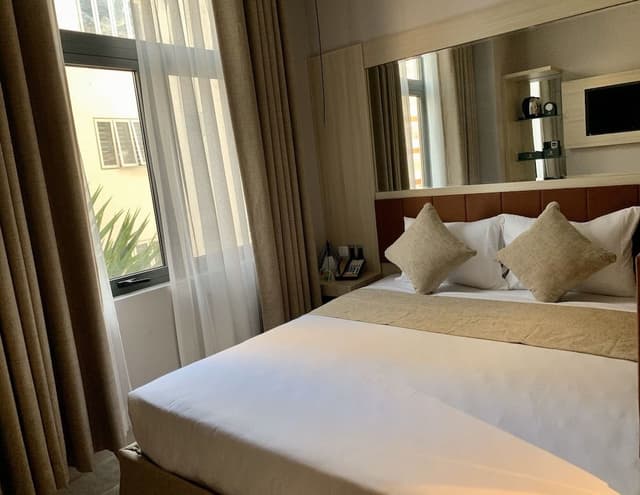 Superior Double Room, Bathtub