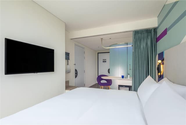 KING GUEST ROOM WITH SOFA BED