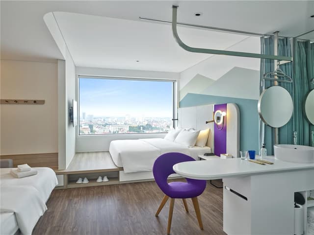 KING GUEST ROOM WITH SOFA BED