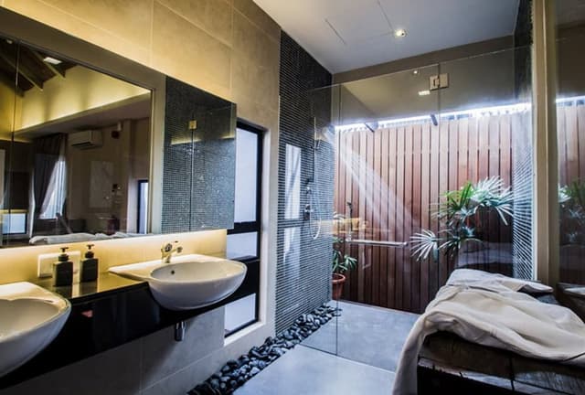 Leonora Suite