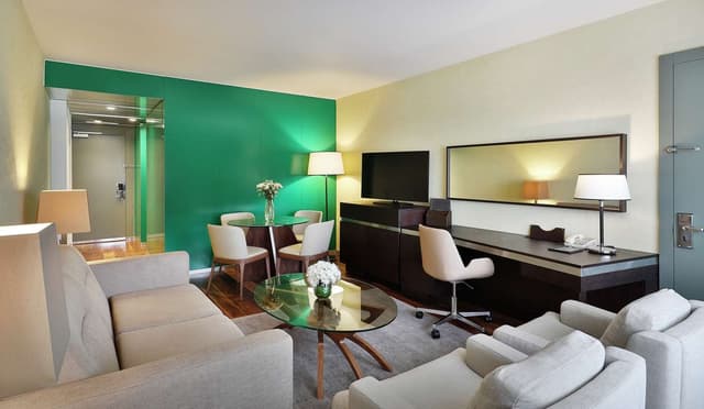 KING BUSINESS SUITE W/ 1 KING BED