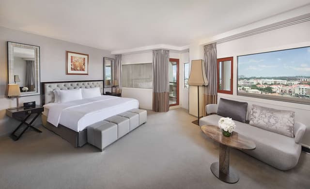 PRESIDENTIAL SUITE W/ 1 KING AND 4 DOUBLE BED