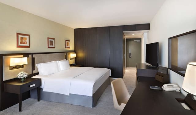 KING BUSINESS SUITE W/ 1 KING BED