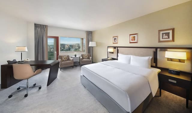 KING BUSINESS SUITE W/ 1 KING BED