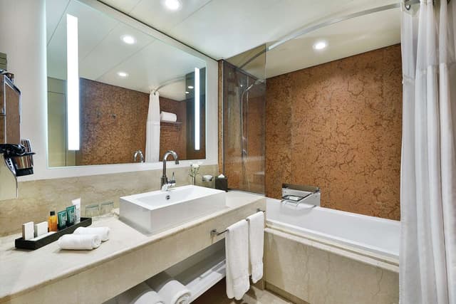 KING BUSINESS SUITE W/ 1 KING BED