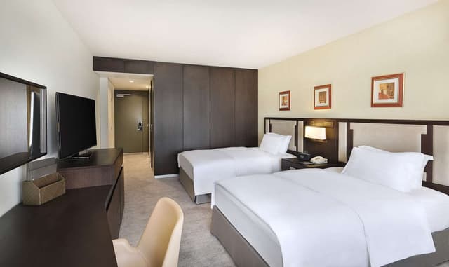 EXEC PRESIDENTIAL W/ 1 KING AND 4 DOUBLE BEDS