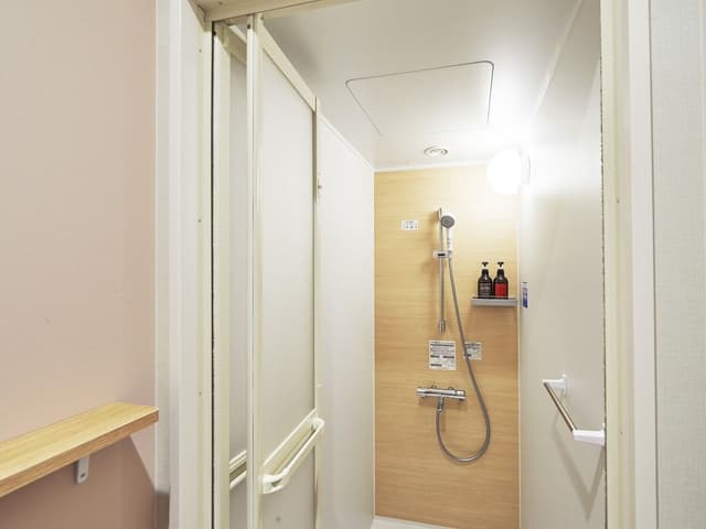 [Female Only] Private Hollywood Twin Room with Shared Bathroom