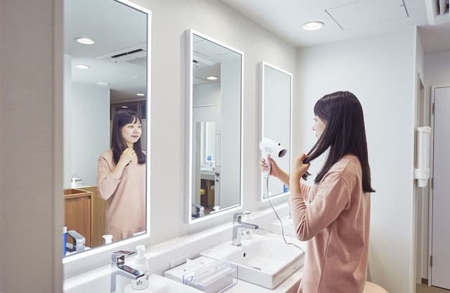 [Female Only] Private Hollywood Twin Room with Shared Bathroom