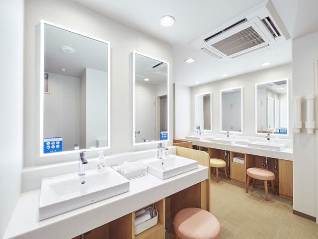 [Female Only] Private Hollywood Twin Room with Shared Bathroom