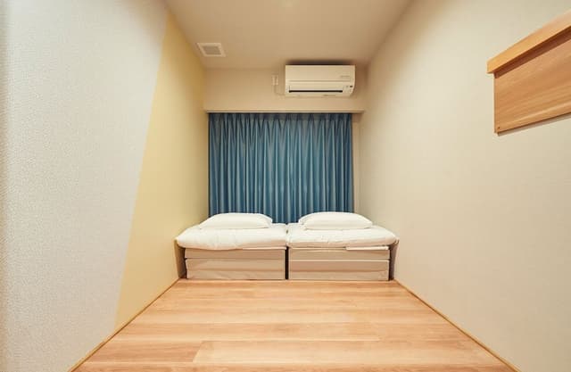 [Female Only] Private Hollywood Twin Room with Shared Bathroom