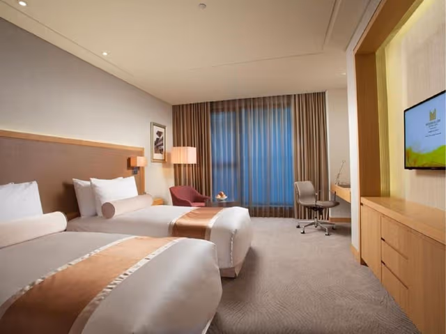 Club Twin Room No View with Club Benefits