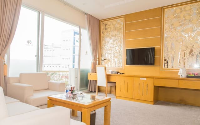 Luxury Suite, 1 Queen Bed, Hot Tub, City View