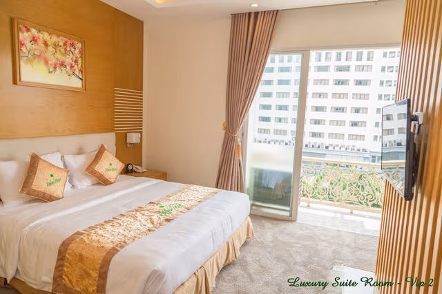 Luxury Suite, 1 Queen Bed, Hot Tub, City View