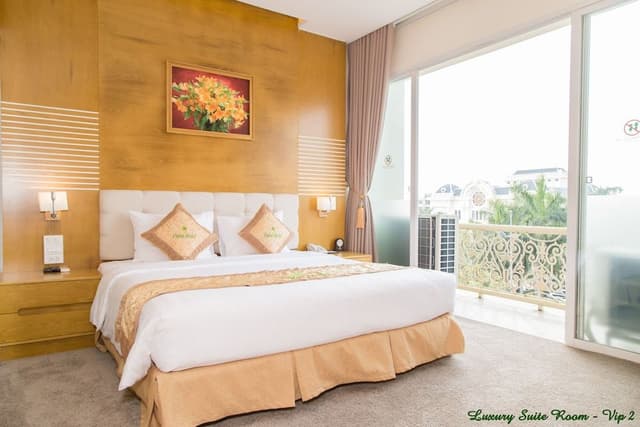 Luxury Suite, 1 Queen Bed, Hot Tub, City View