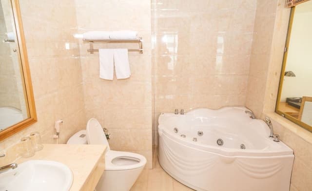Luxury Suite, 1 Queen Bed, Hot Tub, City View
