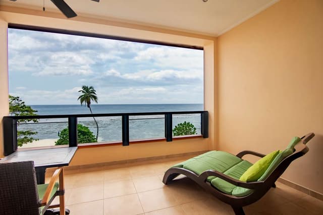 KING GRAND DELUXE ROOM WITH OCEAN VIEW