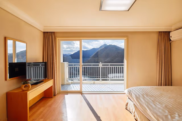 [WEST] Family (Kitchen/Lake View/Bed)-Bed Type Randomly Assigned