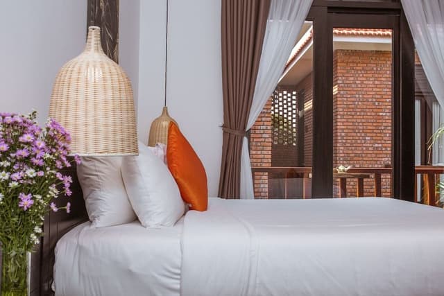 Studio, 1 King Bed, Balcony, Garden View