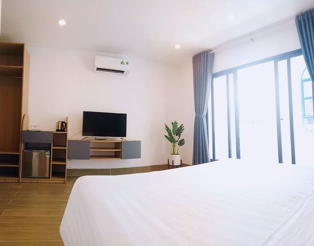 Deluxe Room, 1 King Bed, City View