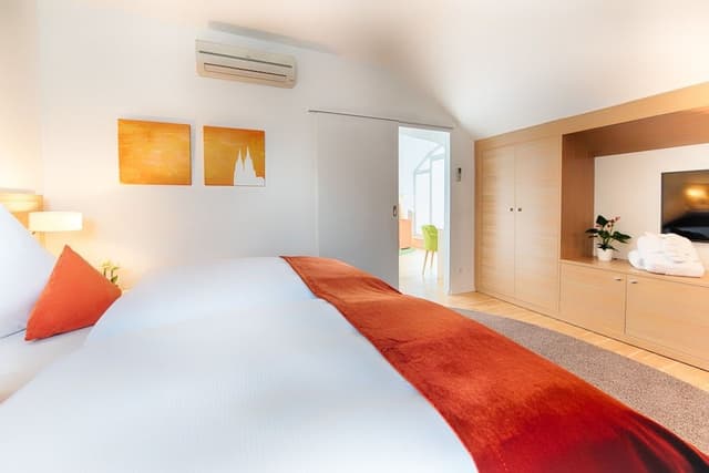 Suite, City View