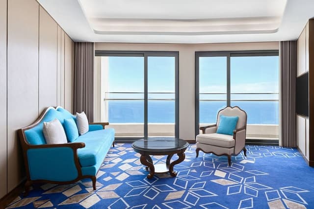 1 bedroom Suite, 1 King, Ocean View, Corner room, High Floor (Balcony, Bathtub)
