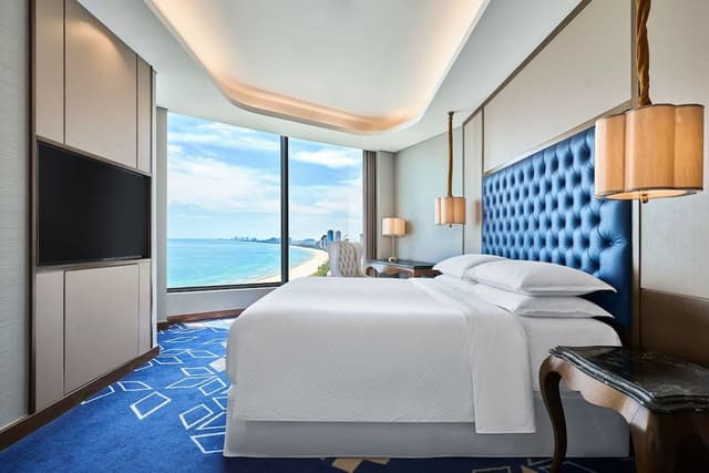 1 bedroom Suite, 1 King, Ocean View, Corner room, High Floor (Balcony, Bathtub)