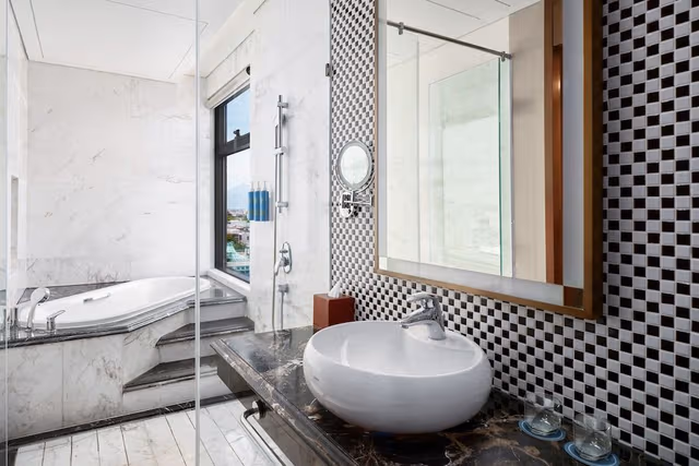 Deluxe Room, 1 King Bed, Balcony, Ocean View (High Floor, Bathtub)