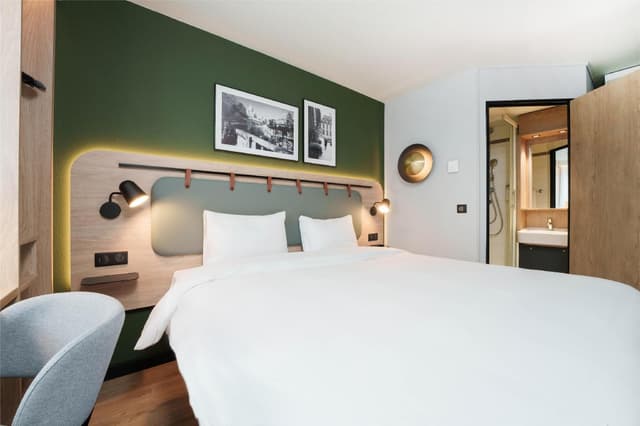 Standard Room - 1 Queen Bed