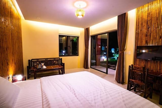 Deluxe Room, Pool View