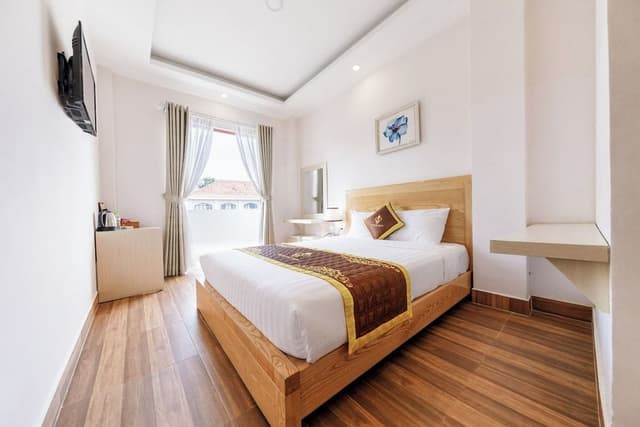 Queen room with city view