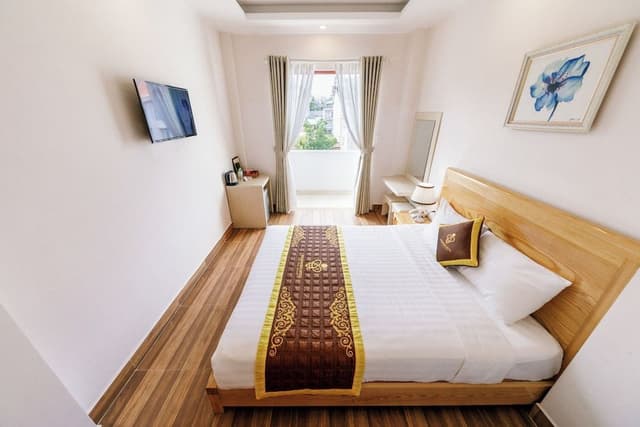 Queen room with city view