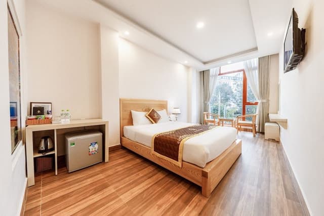 Queen room with city view