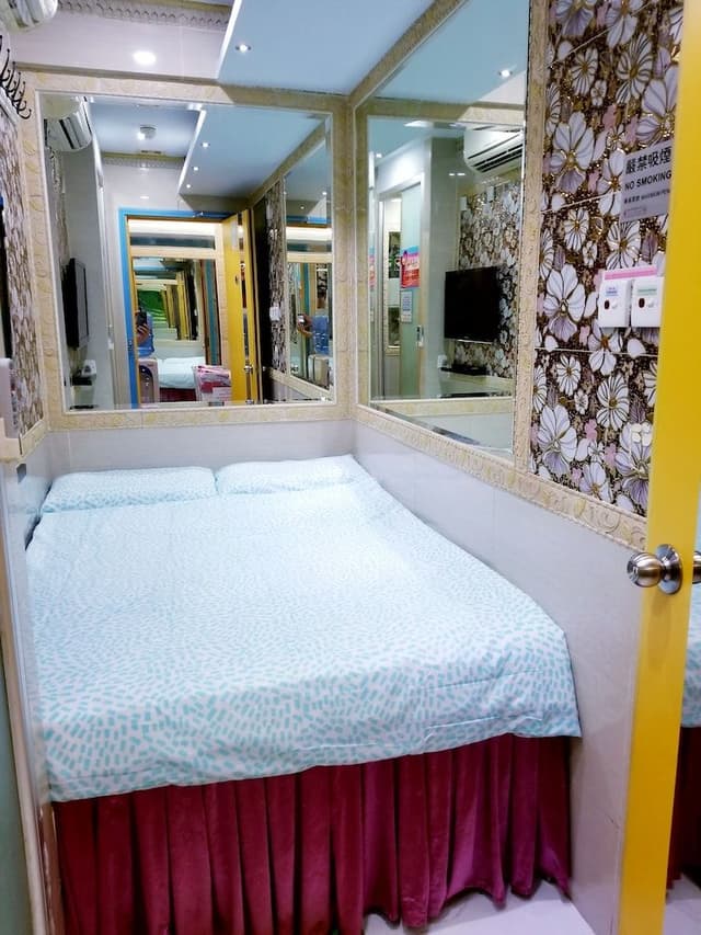 Double Room, No Windows (Mini)