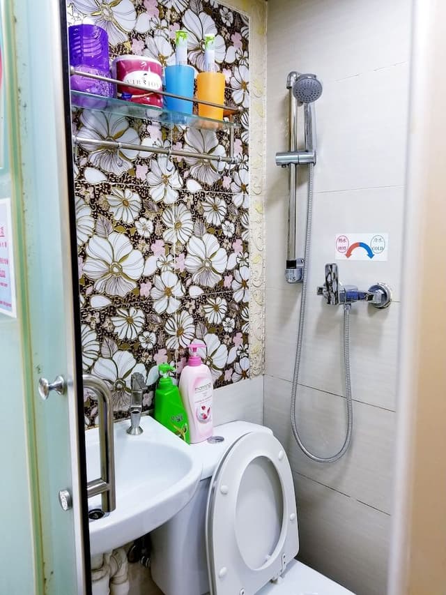 Double Room, No Windows (Mini)